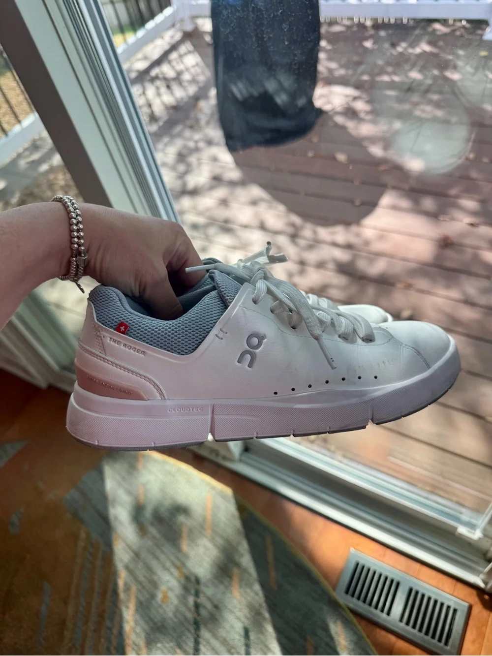 On The Roger Women’s Sneakers – White – Size 9.5